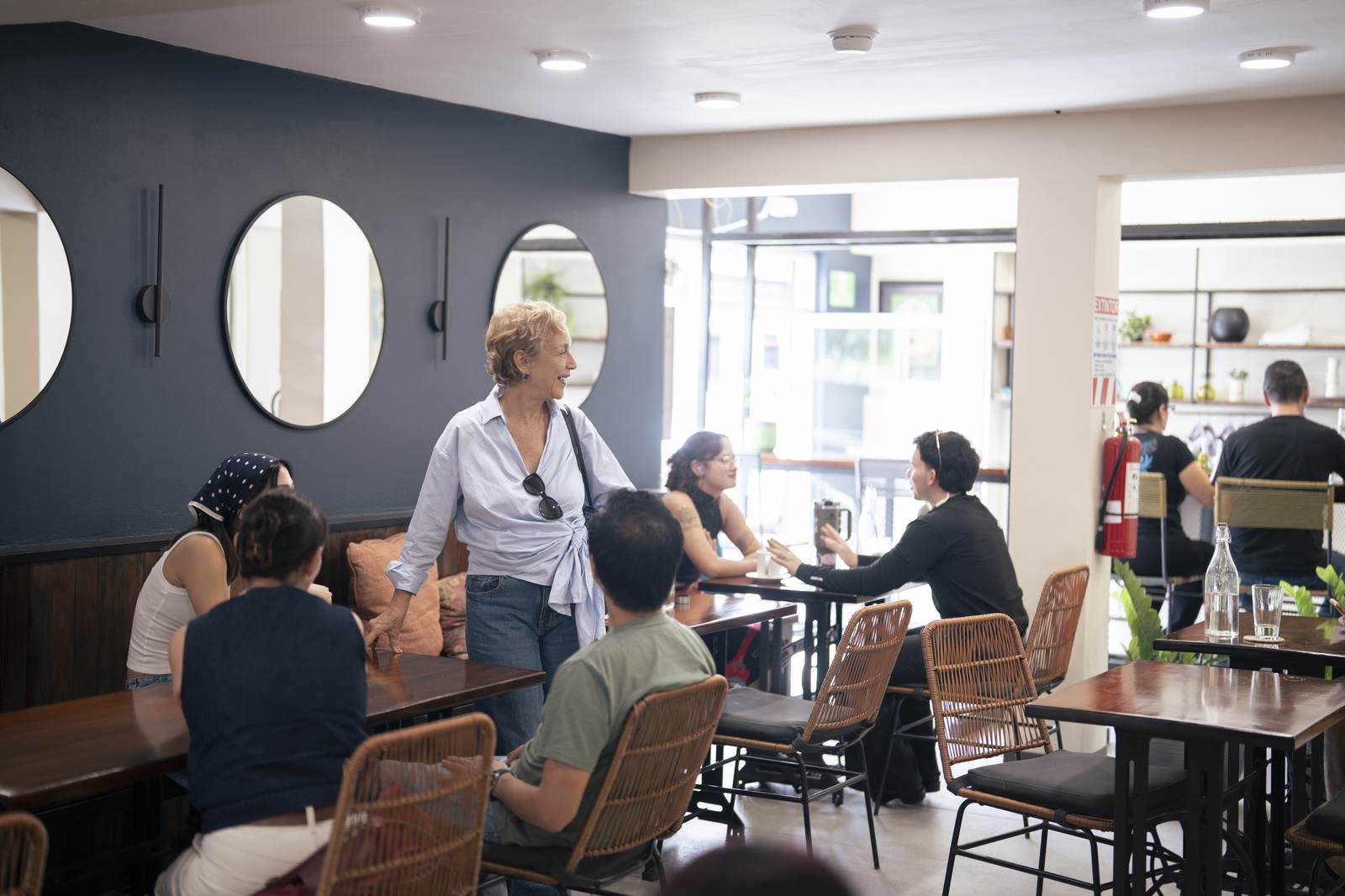 Interior de Casa Julieta con clientes
